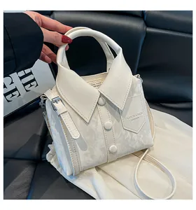 Détail du sac à main blanc en cuir style chemise avec col et texture marbrée chic
