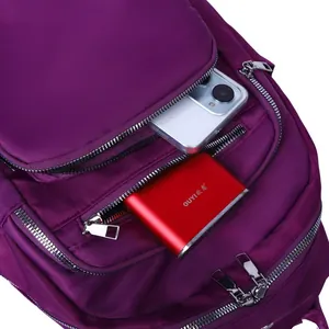 Detail van paarse Oxford rugzak met meerdere gelaagde opbergvakken met rits voor accessoires