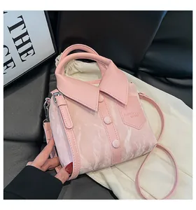 Détail du sac à main rose texture marbre avec design chemise et boucle argentée