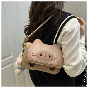 Détail du sac bandoulière chat de dessin animé avec pompon en peluche et motifs de pattes