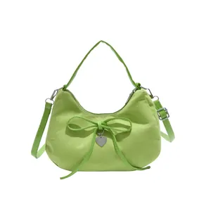 Sac fourre-tout croissant vert minimaliste avec nœud et détail de pendentif cœur