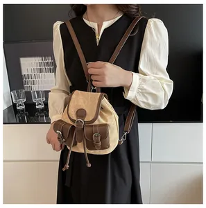 Gros plan du sac à dos vintage en toile avec lanières en cuir et boucles avant
