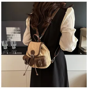 Sac à dos rétro en toile avec garniture en cuir marron et boucles vu de l'arrière