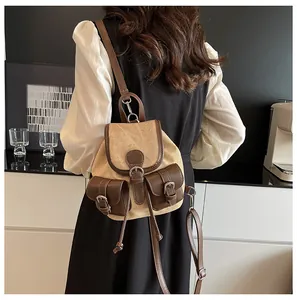 Vue détaillée d'un sac à dos rétro en toile et cuir porté par un mannequin dans un intérieur
