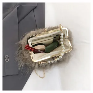 Vista interna di borsa in peluche grigia capiente con cellulare e trucchi inclusi