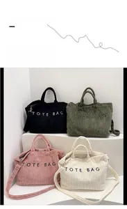 Détails de quatre sacs cabas en velours côtelé noir, vert, rose et beige avec broderie
