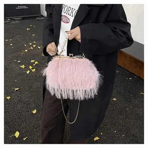 Dettaglio borsa a tracolla in ecopelliccia rosa con manico di perle e catena dorata