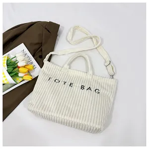 Détail du sac cabas en velours côtelé blanc avec broderie et bandoulière réglable