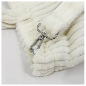 Détail du grand sac cabas en velours côtelé montrant le tissu pelucheux et le crochet en métal