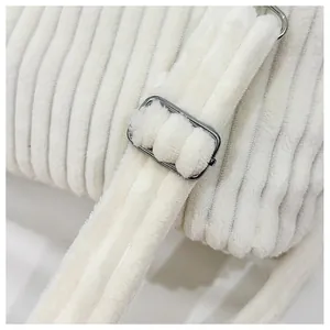 Détail de la bandoulière réglable en velours côtelé blanc avec boucle en métal