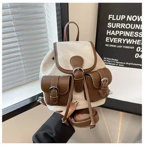 Détails du sac à dos en toile avec sangles en cuir et poches avant dans un cadre de studio