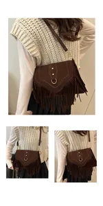 Gros plan détaillé du sac bandoulière en daim marron avec franges et rivets dorés