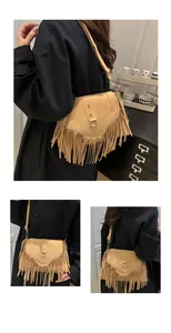 Vue détaillée du sac à franges kaki avec texture mate et détails de clous métalliques