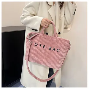 Sac cabas en velours côtelé rose avec broderie et bandoulière amovible à boucle argent