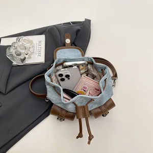Sac à dos tendance en denim avec garnitures en cuir marron et intérieur spacieux