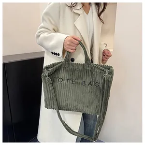 Détail d'un sac cabas en velours côtelé vert avec bandoulière réglable et texture