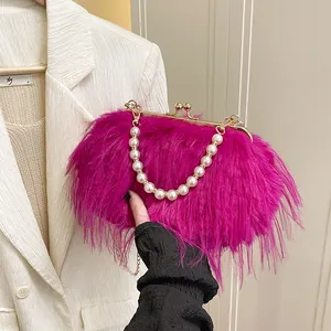 Borsa a tracolla fucsia in ecopelliccia con manico di perle e chiusura metallica