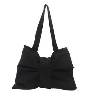 Minimalistische schwarze Nylon-Tragetasche mit großem Schleifendesign und Schultergurten