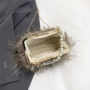 Borsa vintage in ecopelliccia grigia con manico di perle e catena dorata aperta