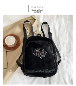 Détail du sac à dos en peluche noire avec broderie de cœur rose Power Puff