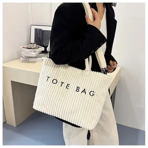 Sac fourre-tout en velours côtelé blanc avec broderie TOTE BAG et bandoulière réglable