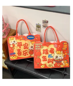 Détail de sacs en feutre rouge avec imprimés du zodiaque pour le Nouvel An chinois 2026