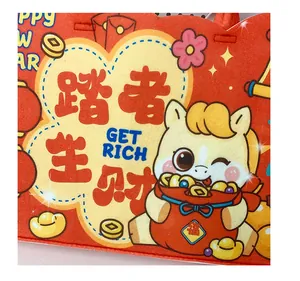 Détail du sac en feutre rouge avec personnage de zodiaque et vœux de Nouvel An