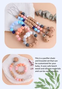 Detail eines Schnullerketten-Sets aus Buchenholz und Silikon mit Buchstabenperlen und Clip