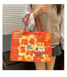 Vue détaillée du sac fourre-tout festif rouge Nouvel An avec motifs cartoon et poignées