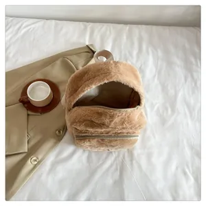 Dettaglio dello zaino in peluche kaki con apertura a zip e morbida pelliccia sintetica