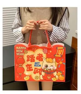 Détail du sac cabas en feutre rouge avec motif cheval de dessin animé et nouvel an