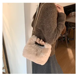 Details einer beige Plüschtasche mit gerüschtem Ledergriff und verstellbarem Gurt