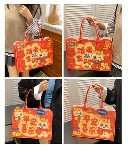 Détail du sac cabas rouge 2026 Nouvel An en feutre avec lingots d'or et motifs lanternes