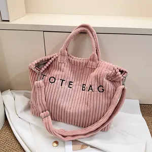 Grand sac cabas rose en velours côtelé avec broderie et bords à volants