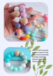 Dettaglio del braccialetto da dentizione fai-da-te con perle in silicone e legno di faggio