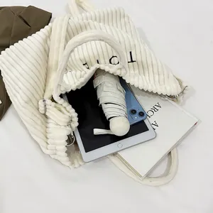 Grand sac cabas en velours côtelé beige montrant l'espace de rangement idéal
