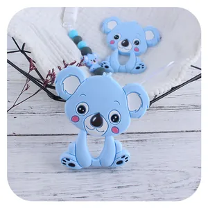 Massaggiagengive koala in silicone blu con catenella in perline su sfondo in legno