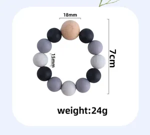 Dettaglio dell'anello da dentizione con perle in legno di faggio e silicone