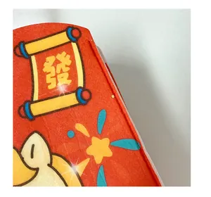 Détail d'un sac festif en feutre rouge avec rouleau doré et caractère chinois de richesse