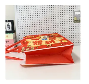 Détail d'un sac cabas en feutre rouge avec chat de dessin animé et motifs du Nouvel An