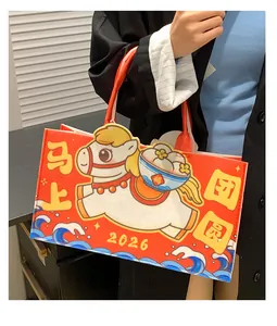 Détail du sac cabas en feutre rouge Année du Cheval 2026 avec motif dessin animé et anse