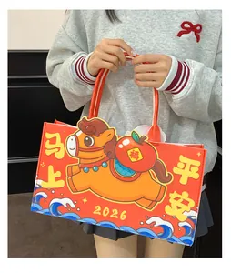 Détail du sac cabas rouge 2026 avec motif cheval de dessin animé et anses rondes