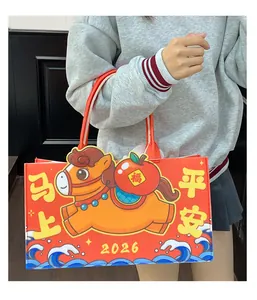 Détail du sac rouge festif avec motif du zodiaque chinois cheval 2026 et anse solide