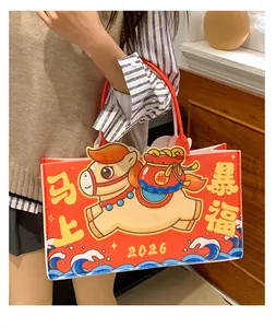 Gros plan du sac en feutre rouge avec le motif mascotte de la chance pour l'année du cheval 2026