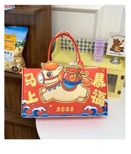 Détail du grand sac cabas rouge Année du Cheval 2026 avec motif festif et texte