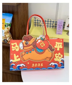 Détail du sac rouge du Nouvel An avec imprimé cheval et message de chance '2026'