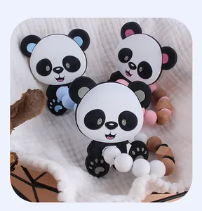 Vue détaillée des hochets panda en silicone et anneaux perlés en bleu, rose et blanc