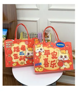Détail de sacs fourre-tout en feutre rouge du Nouvel An Lunaire aux motifs festifs