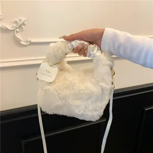 Weiße Plüsch-Handtasche aus Kunstfell mit gerüschtem Griff und Schulterriemen