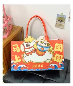 Détail du sac cabas en toile rouge avec imprimé dessin animé Année du Cheval 2026 quotidien
